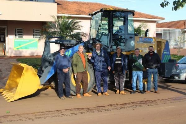 Boa Vista do Cadeado recebe máquina pá carregadeira 