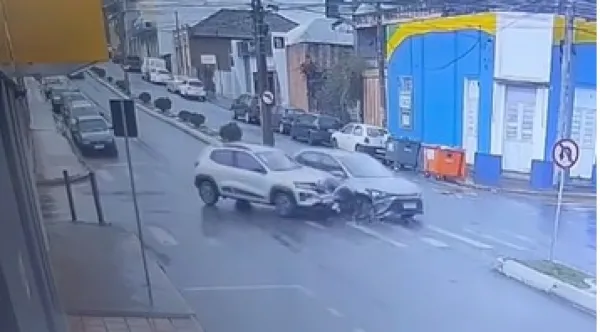 Colisão entre dois carros é registrada em cruzamento de Cruz Alta