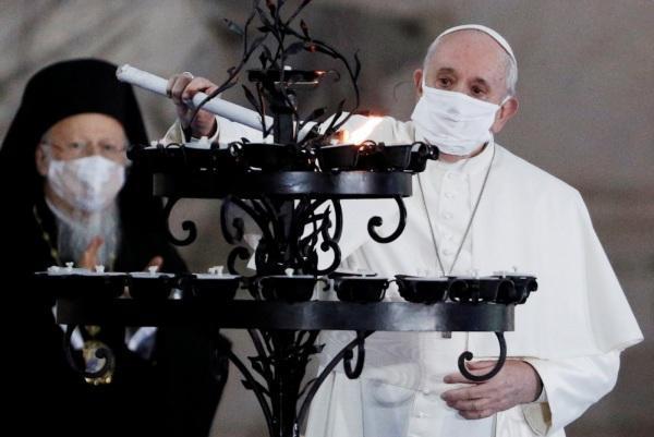 Papa usa máscara pela primeira vez em público 