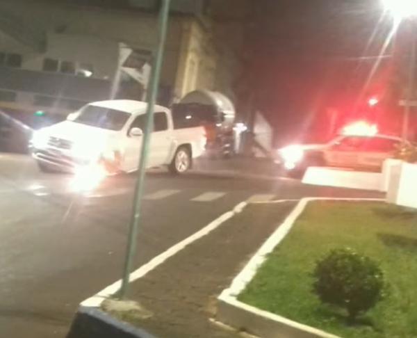 Motorista visivelmente embriagado conduz caminhonete com três rodas em C. Alta