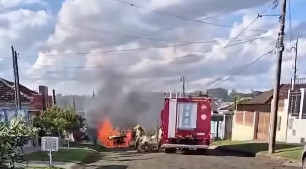 Veículo pega fogo após apresentar falhas e motorista escapa do veículo