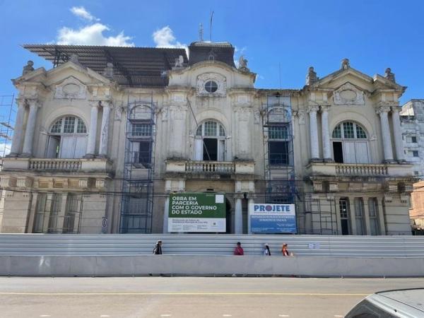 Revestimento na fachada da sede da Prefeitura Municipal começa a ser realizado