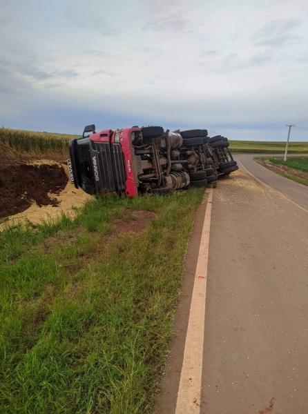 Carreta tomba na estrada de acesso para Boa Vista do Incra na tarde da quinta