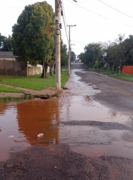 Corsan repara rompimento de rede para restabelecer abastecimento de água