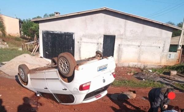 Carro capota e atinge duas crianças na manhã desta sexta-feira