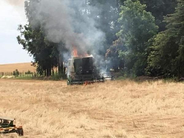 Colheitadeira pega fogo no interior entre São Luiz Gonzaga e Bossoroca