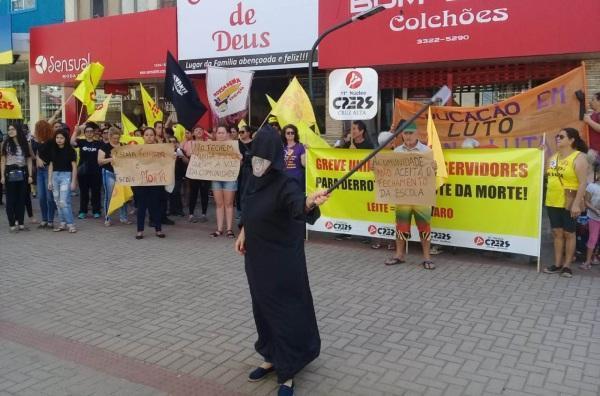 Professores Estaduais realizam manifestação no Centro de Cruz Alta