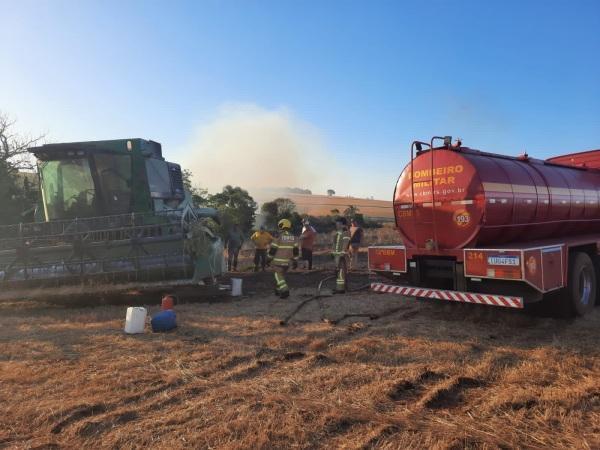 Colheitadeira pega fogo no interior de Fazenda Colorado; ninguém ficou ferido