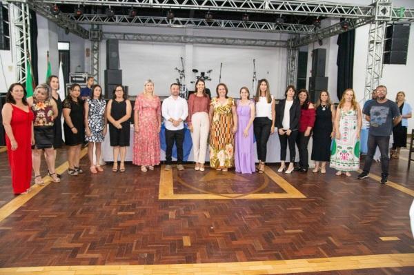 Diretores e vice-de escolas municipais de Cruz Alta tomam posse