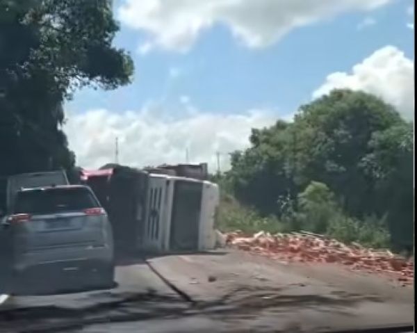 AGORA À TARDE>Carreta tomba e espalha carga de tijolos na ERS-342