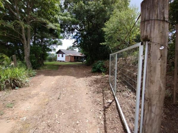 Mulher é morta a tiros dentro de casa em Tio Hugo