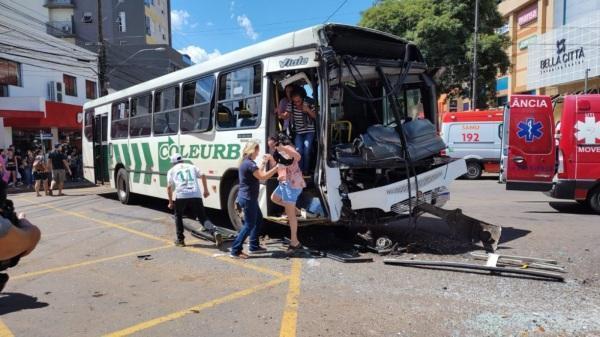 Grave acidente com dois ônibus no centro de Passo Fundo com muitos feridos
