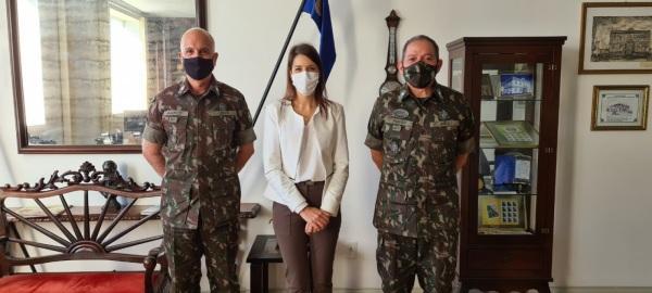 Prefeita Dra. Paula realiza visita ao Comando da AD/3
