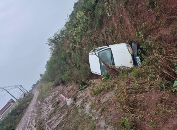 Carro com placas de Cruz Alta sai da pista na ERS-223 em Ibirubá