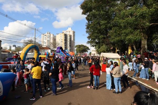Show de aniversário reúne mais de cinco mil pessoas na Praça do Ginásio