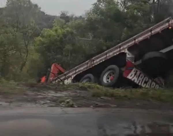 Caminhão sai da pista na ERS-342, entre Cruz Alta e Ijuí