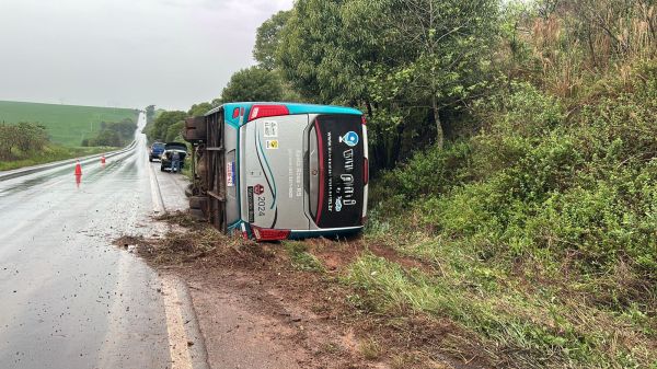 Micro-ônibus tomba na ERS-342 e deixa feridos leves entre Cruz Alta e Ijuí