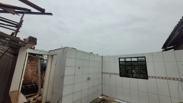 Soledade tem vento de 98km/h, casas destelhadas e falta de luz e água