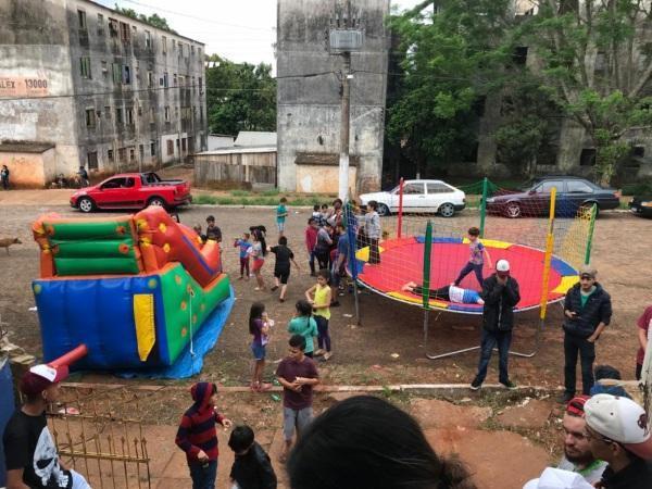 Grupo leva brinquedos infláveis e diversão para crianças da COHAB em Cruz Alta
