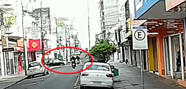 Colisão entre carro e moto é registrada em cruzamento de Cruz Alta