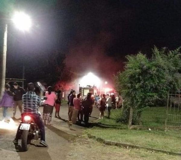 Plantão : Incêndio destrói residência na Vila Rancho na noite do sábado
