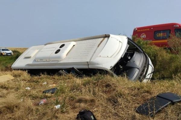 Acidente com micro-ônibus da prefeitura de Alegrete deixa um morto na RS-377
