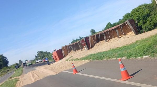 Carreta tomba no trevo do Cica e espalha carga de grãos na BR-158