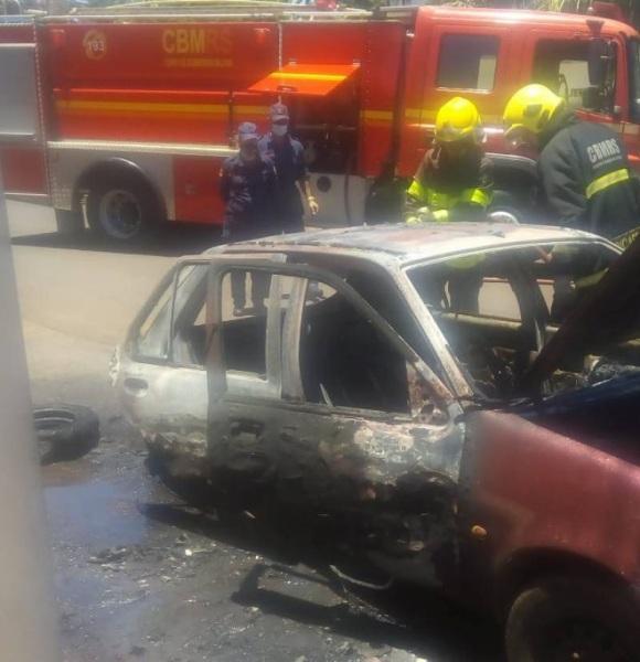 Carro é destruído pelo fogo em Santo Ângelo