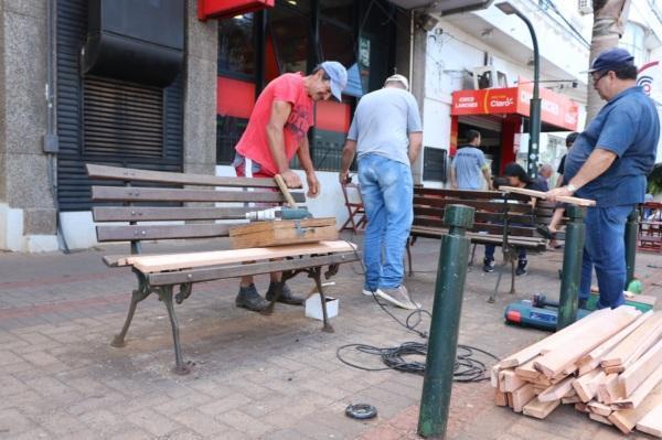 Prefeitura inicia restauração dos bancos do Calçadão