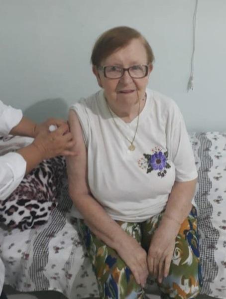 Idosos do Asilo Santo Antônio recebem 1ª dose da vacina contra a Covid-19
