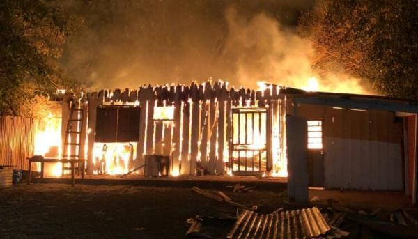 Incêndio destrói estabelecimento comercial em Santa Bárbara do Sul na sexta