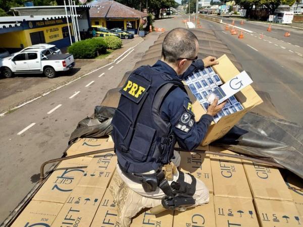 PRF apreende carreta com cigarro paraguaio em carga de soja