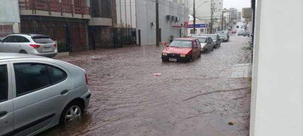 Chuva rápida com rajadas de 74km/h causa transtornos em Cruz Alta