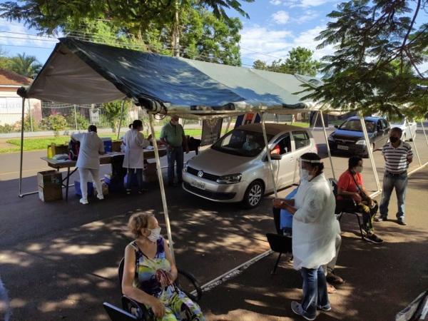 640 idosos foram vacinados no drive thru de vacinação