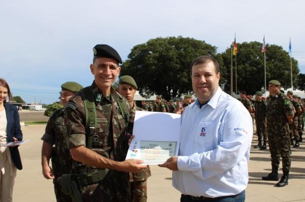 Comunicador Paulinho Barcelos é homenageado com Diploma de Amigo da EASA