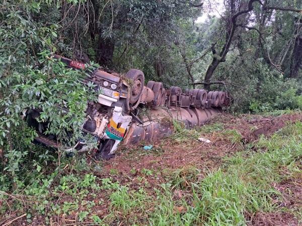 Carreta carregada com óleo vegetal capota na BR 285, em Coronel Barros