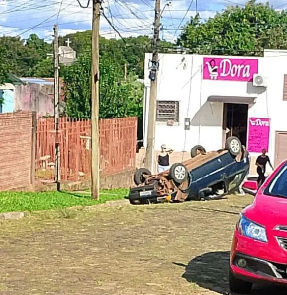 ACIDENTE> Veículo capota no Bairro de Fátima após falha mecânica