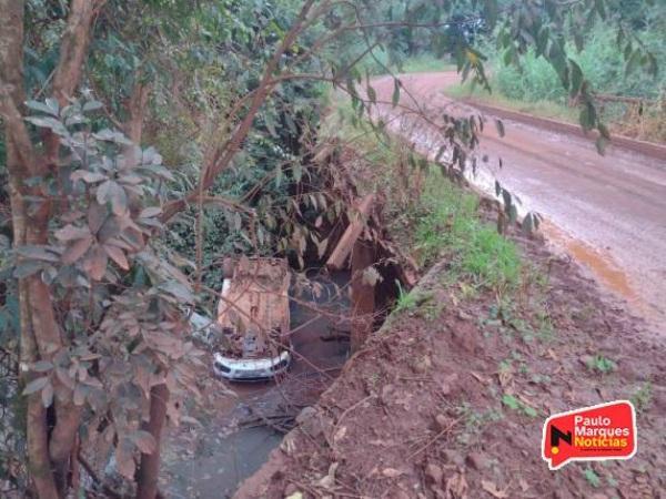 Carro cai em rio no interior de Independência; motorista ficou ferido