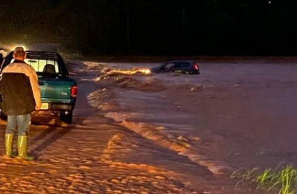 Carro é arrastado por correnteza de rio em Chapada na noite da terça