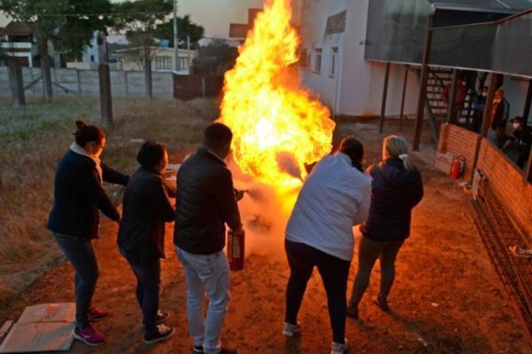 Bombeiros realizam capacitação de prevenção e combate a incêndios no HSVP