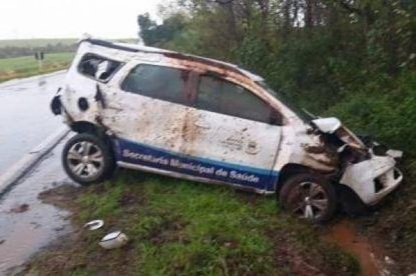 Carro da secretaria de Saúde de Ajuricaba colide contra árvore na RS 342