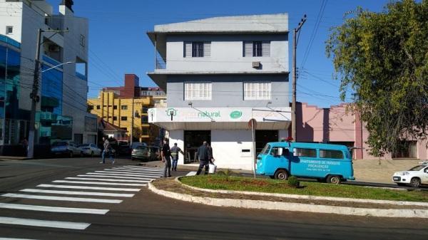 Departamento Municipal de Trânsito revitaliza faixas de pedestre.