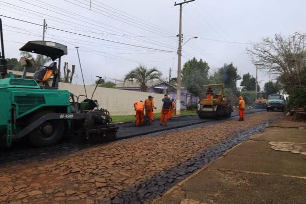 Bairro Brum II recebe investimentos em pavimentação asfáltica