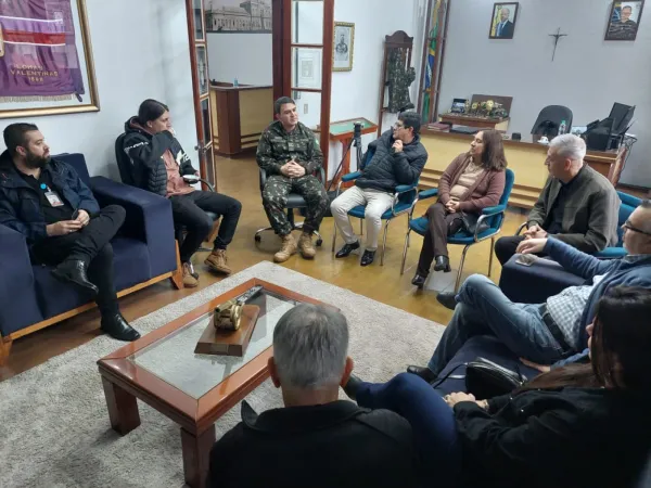Comandante do 29º GAC AP recebe imprensa e destaca integração com Cruz Alta