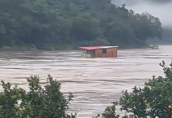 Correnteza arrasta casa no Rio das Antas entre Bento Gonçalves e Cotiporã