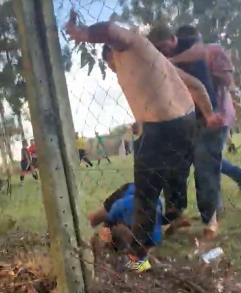 ÁRBITROS E JOGADOR AGREDIDO>Confusão em partida de futebol no interior de Jóia