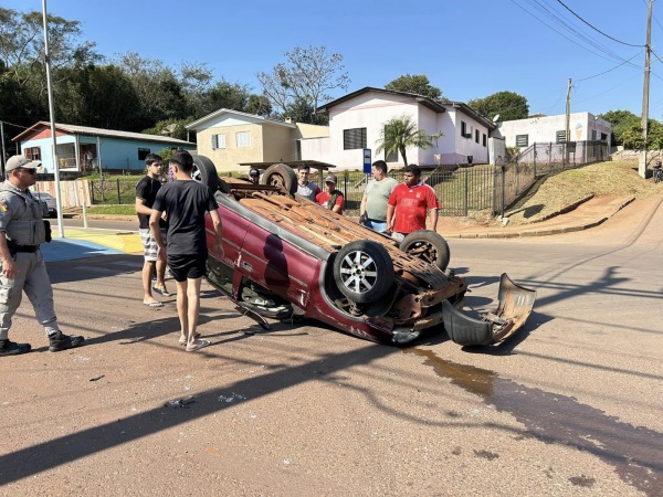 TRÂNSITO> Acidente com Capotamento na Avenida Xavantes Deixa Motorista Ferida