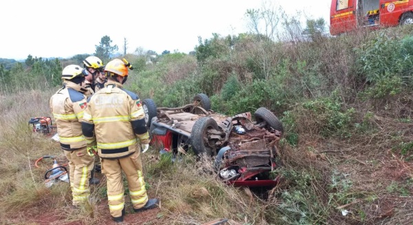TRÂNSITO> Capotamento na BR-158 em Pejuçara Deixa Duas Pessoas Feridas