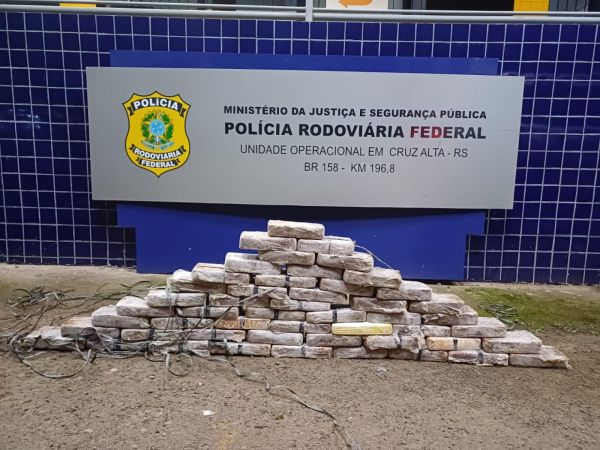NA BR-158> PRF prende traficante com cocaína e crack em Cruz Alta