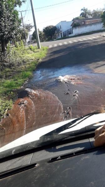 Rompimento de Adutora deixa seis bairros sem água neste domingo, 22